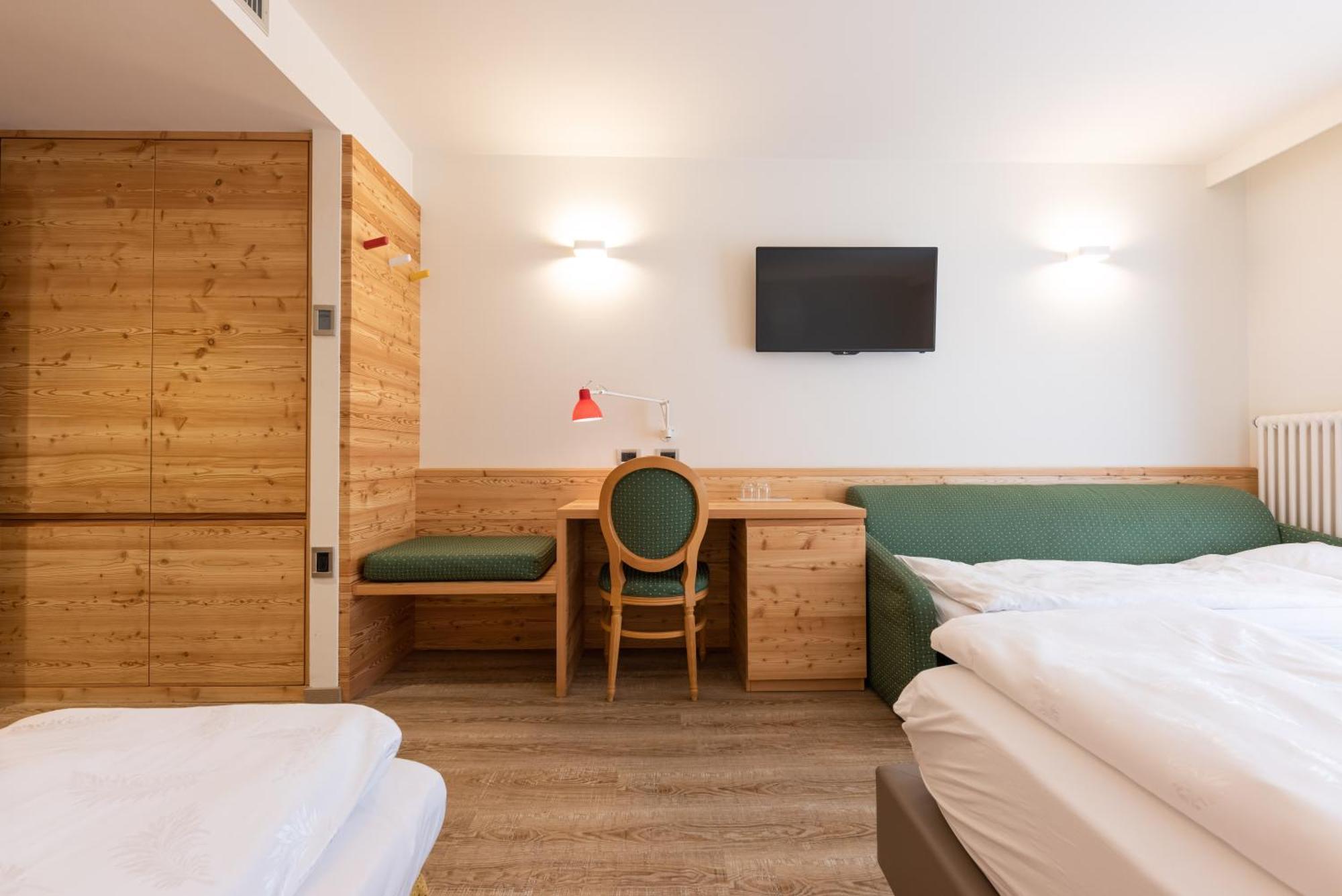 Alpholiday Dolomiti Wellness & Family Hotel Dimaro Room photo