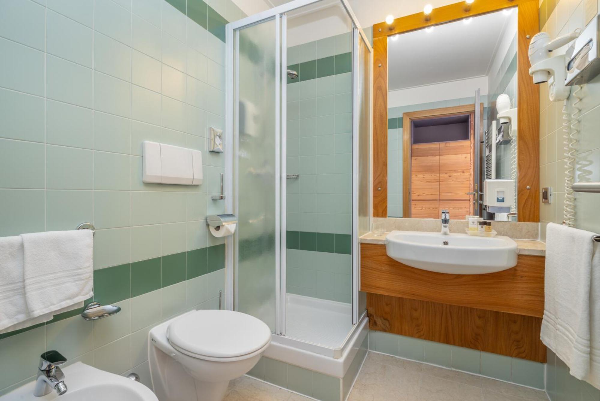 Alpholiday Dolomiti Wellness & Family Hotel Dimaro Room photo