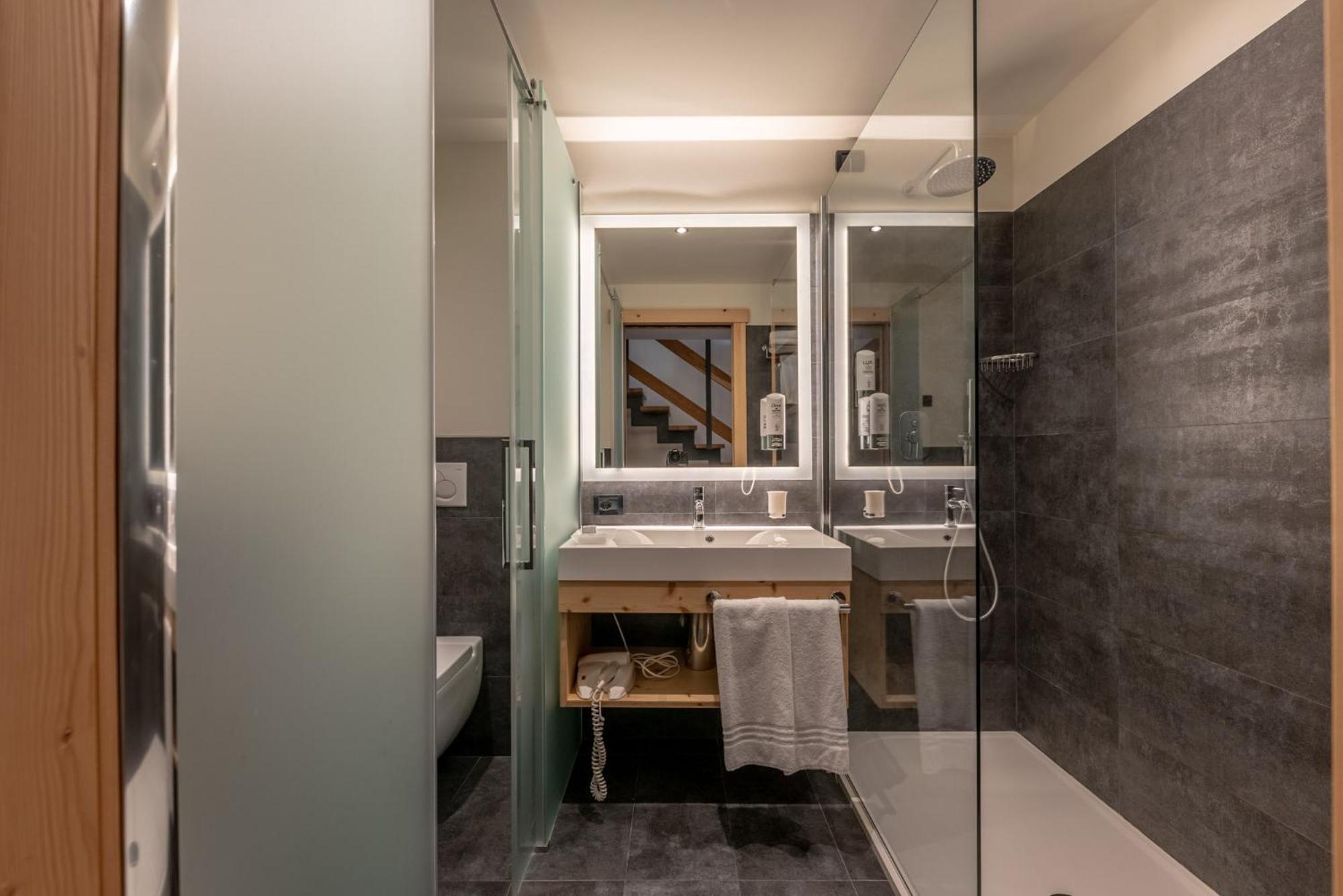 Alpholiday Dolomiti Wellness & Family Hotel Dimaro Room photo