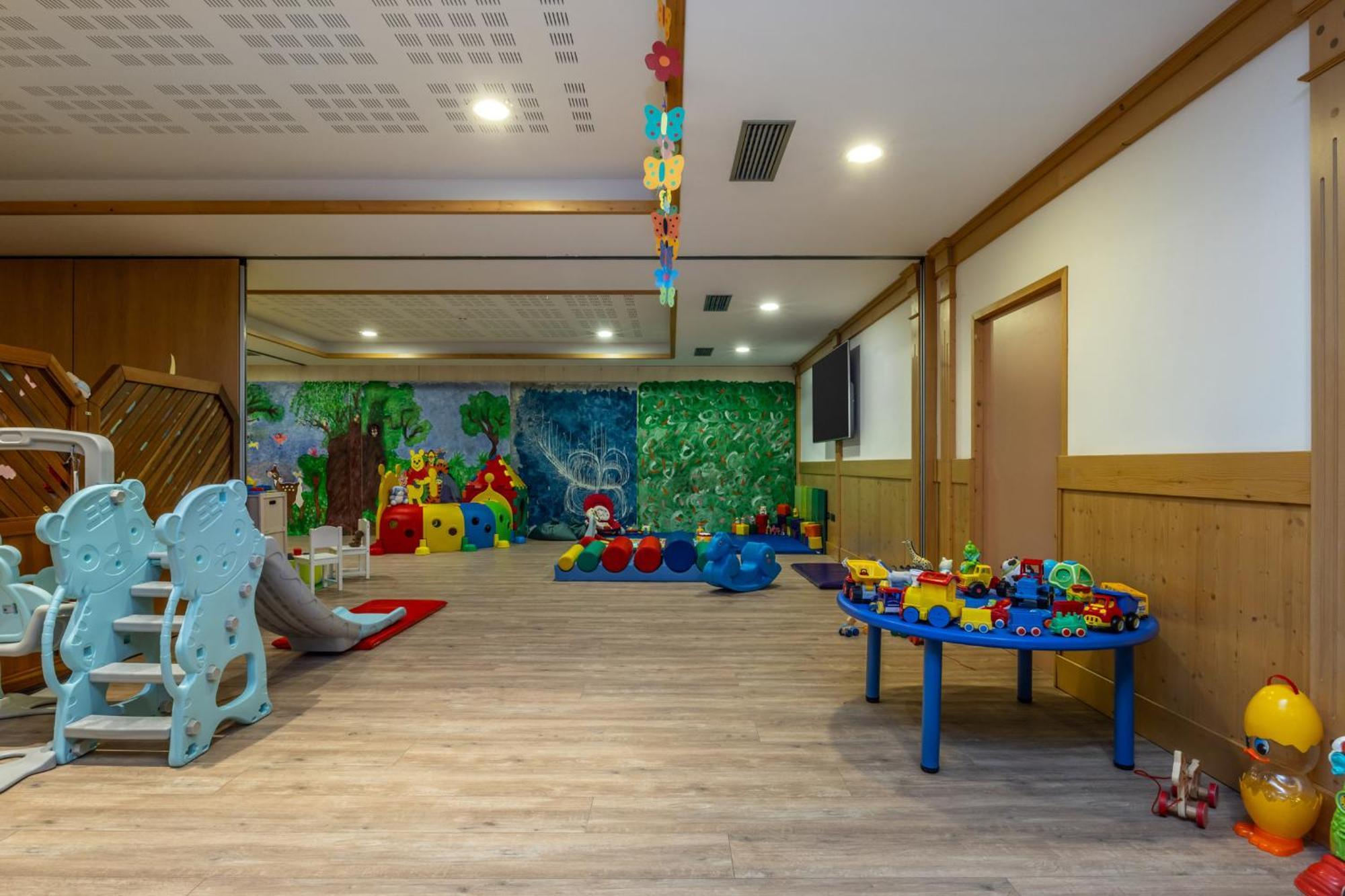 Alpholiday Dolomiti Wellness & Family Hotel Dimaro Exterior photo
