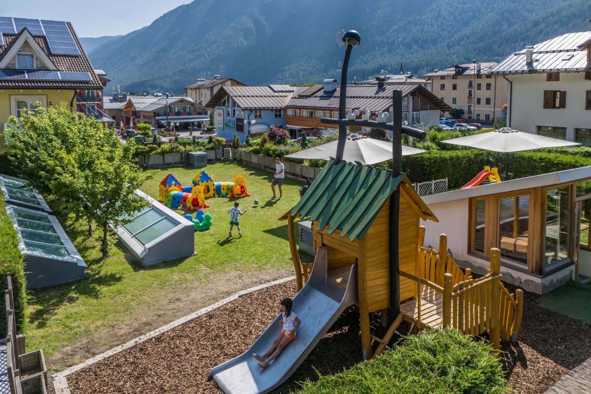 Alpholiday Dolomiti Wellness & Family Hotel Dimaro Exterior photo