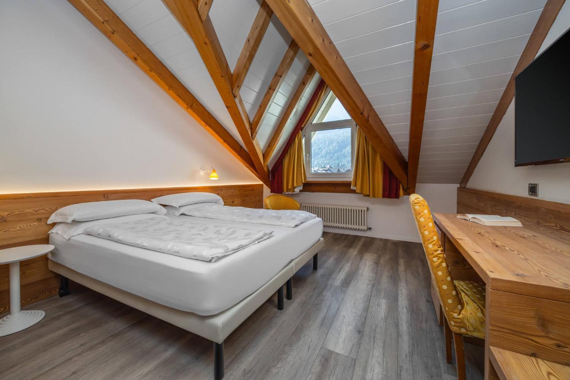 Alpholiday Dolomiti Wellness & Family Hotel Dimaro Room photo
