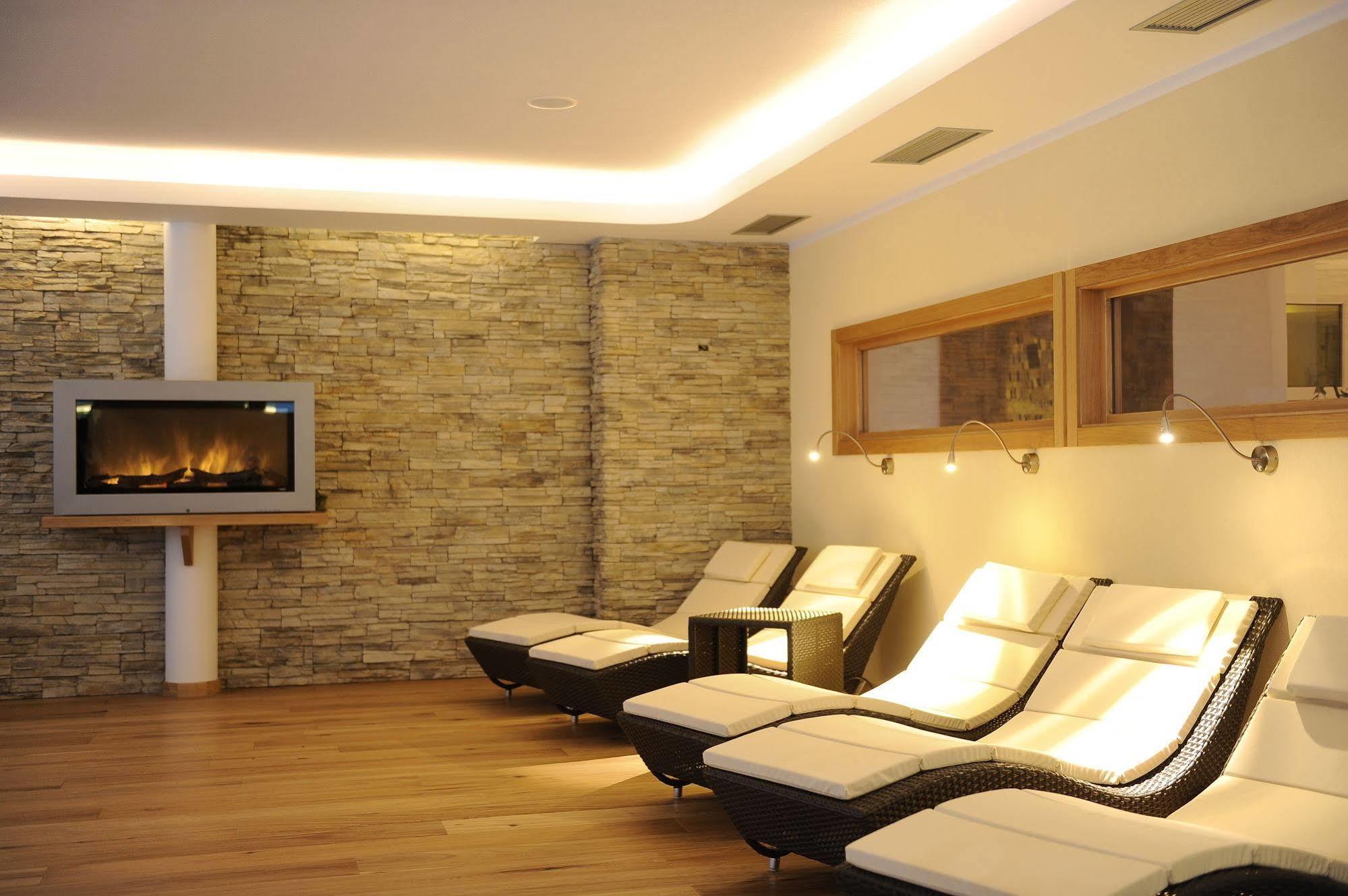 Alpholiday Dolomiti Wellness & Family Hotel Dimaro Exterior photo