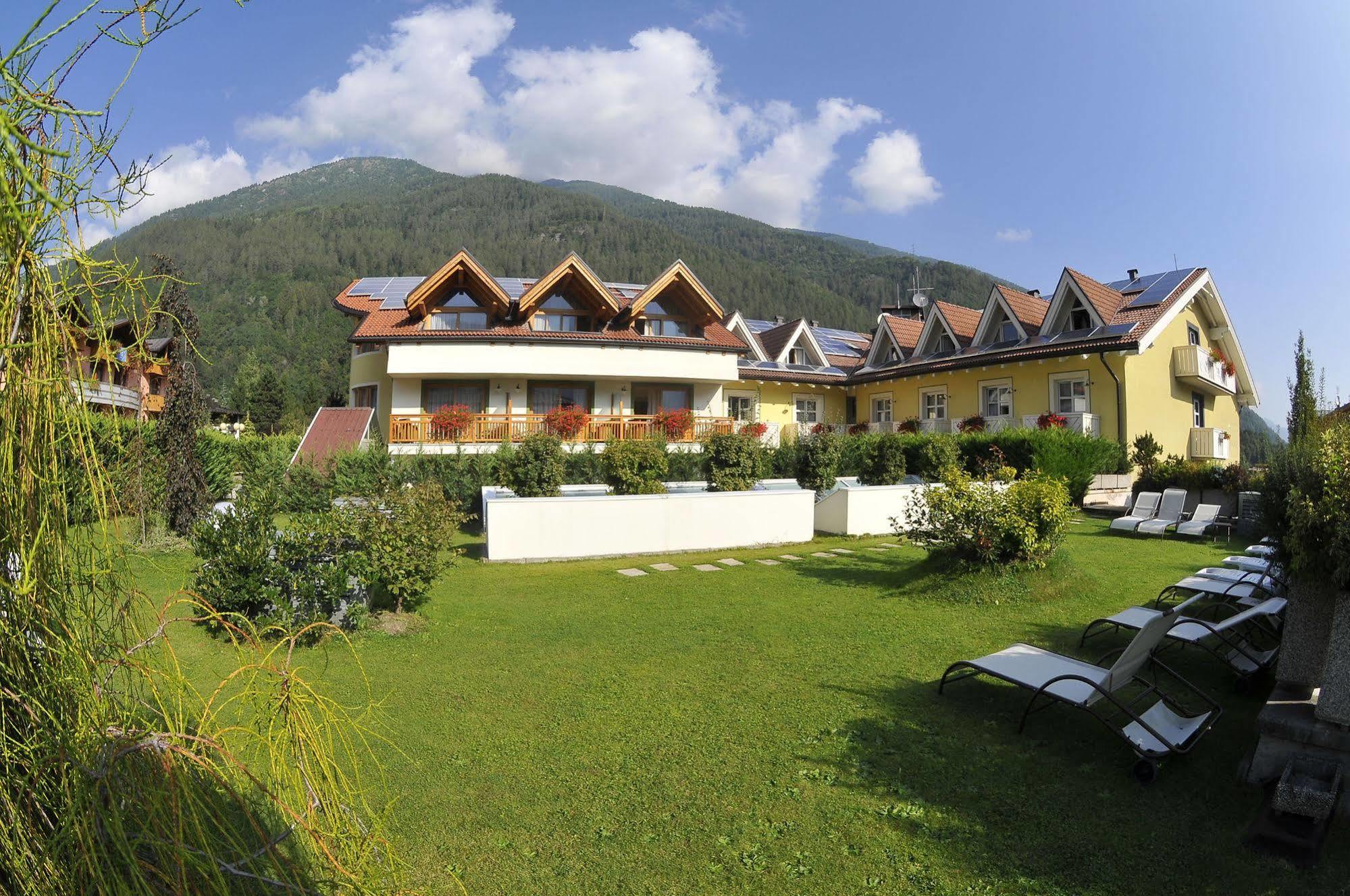 Alpholiday Dolomiti Wellness & Family Hotel Dimaro Exterior photo